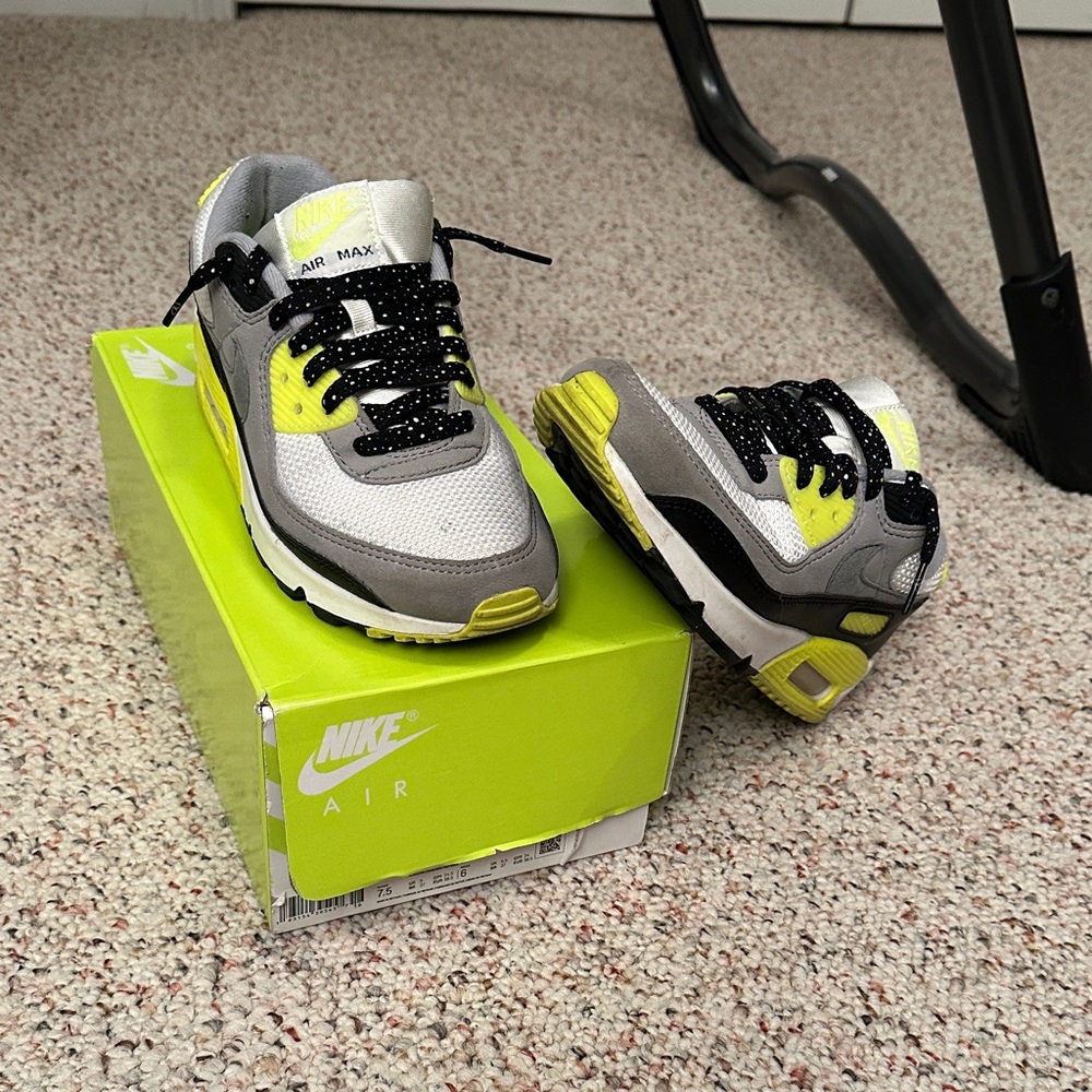 Used Women’s Air Max 90